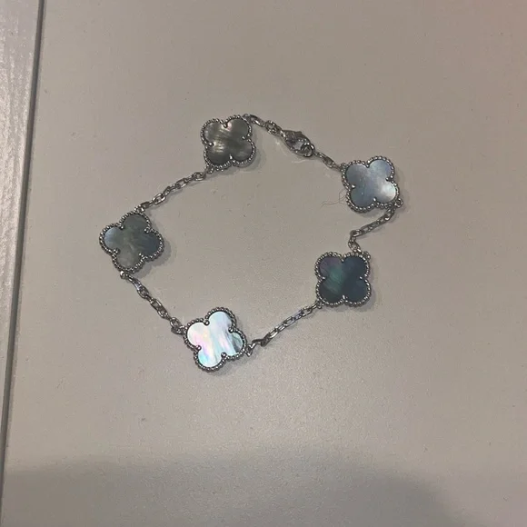 Fashion Clover Bracelet Grey Inspired - Picture 2 of 5